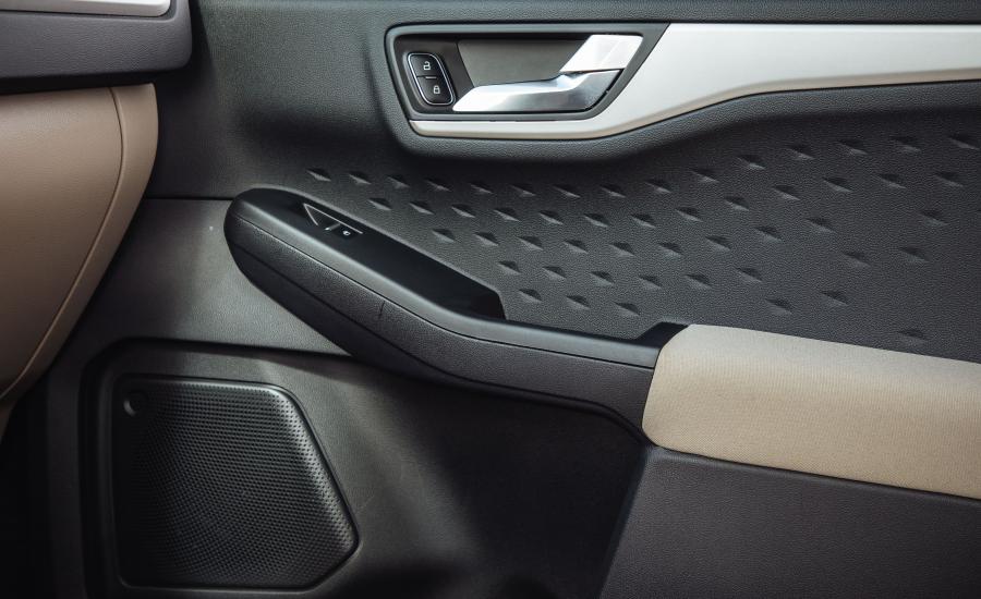 Детали интерьера Ford Escape SE 2019 года  (NA) (фото 27 из 40)